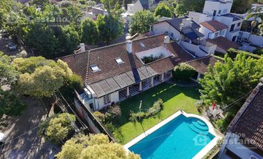 Inmejorable Sector de Florida, Solido Chalet Colonial, Lote 900m2