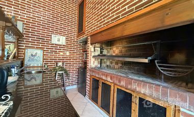 Inmejorable Sector de Florida, Solido Chalet Colonial, Lote 900m2