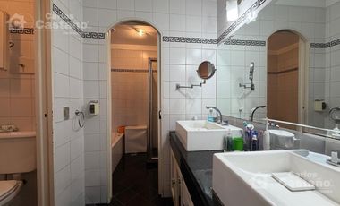 Inmejorable Sector de Florida, Solido Chalet Colonial, Lote 900m2