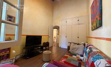 Inmejorable Sector de Florida, Solido Chalet Colonial, Lote 900m2