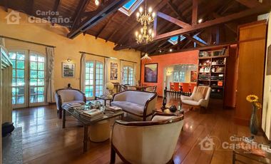 Inmejorable Sector de Florida, Solido Chalet Colonial, Lote 900m2