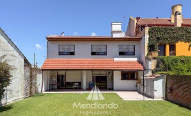 Casa 4 amb. de 199m2 tot. con Cochera y gran parque. San Carlos (Paso y Güemes)