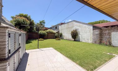 Casa 4 amb. de 199m2 tot. con Cochera y gran parque. San Carlos (Paso y Güemes)
