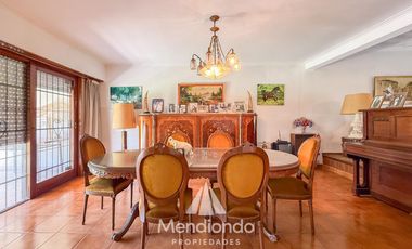 Casa 4 amb. de 199m2 tot. con Cochera y gran parque. San Carlos (Paso y Güemes)