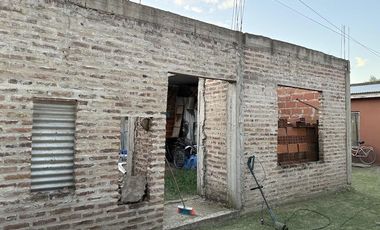 Casa Calle Caseros N 2256, entre calle Srorni y Arenales.