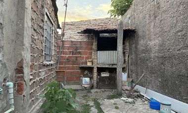 Casa Calle Caseros N 2256, entre calle Srorni y Arenales.
