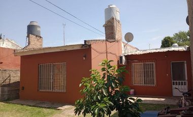 Casa Calle Caseros N 2256, entre calle Srorni y Arenales.