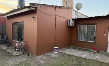 Casa Calle Caseros N 2256, entre calle Srorni y Arenales.
