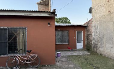 Casa Calle Caseros N 2256, entre calle Srorni y Arenales.