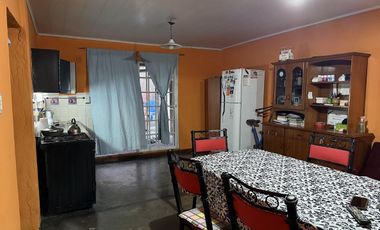 Casa Calle Caseros N 2256, entre calle Srorni y Arenales.
