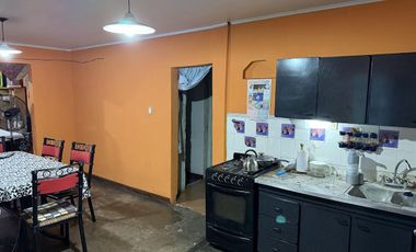 Casa Calle Caseros N 2256, entre calle Srorni y Arenales.