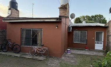 Casa Calle Caseros N 2256, entre calle Srorni y Arenales.