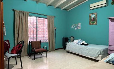 Casa Calle Caseros N 2256, entre calle Srorni y Arenales.