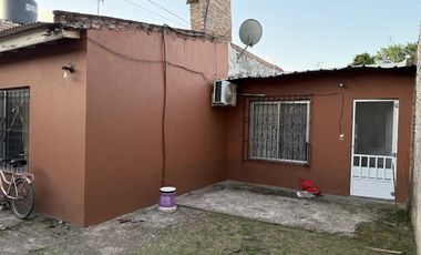 Casa Calle Caseros N 2256, entre calle Srorni y Arenales.