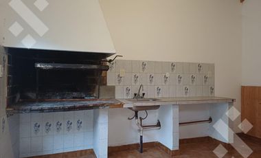 ALQUILER: CASA 3 DORMIT C/QUINCHO y PARRILLA- NEUQUEN CAPITAL - ZONA CENTRO OESTE