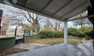 ALQUILER: CASA 3 DORMIT C/QUINCHO y PARRILLA- NEUQUEN CAPITAL - ZONA CENTRO OESTE