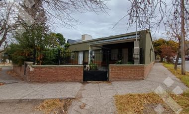 ALQUILER: CASA 3 DORMIT C/QUINCHO y PARRILLA- NEUQUEN CAPITAL - ZONA CENTRO OESTE