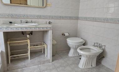 CASA DE 6 AMBIENTES EN VENTA SOBRE TERRENO DE 612M2 EN LA MEJOR ZONA DEL BAJO DE OLIVOS