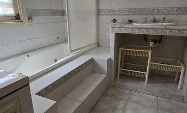 CASA DE 6 AMBIENTES EN VENTA SOBRE TERRENO DE 612M2 EN LA MEJOR ZONA DEL BAJO DE OLIVOS