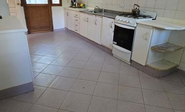 CASA DE 6 AMBIENTES EN VENTA SOBRE TERRENO DE 612M2 EN LA MEJOR ZONA DEL BAJO DE OLIVOS