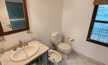 CASA DE 6 AMBIENTES EN VENTA SOBRE TERRENO DE 612M2 EN LA MEJOR ZONA DEL BAJO DE OLIVOS