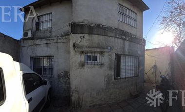 Venta casa para dos familias con cochera en Quilmes