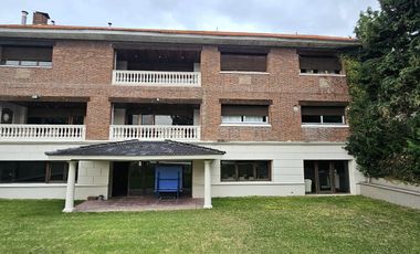 Imponente residencia en el corazón de Olivos.