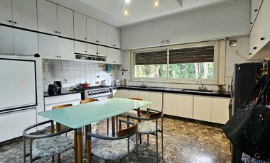 Imponente residencia en el corazón de Olivos.