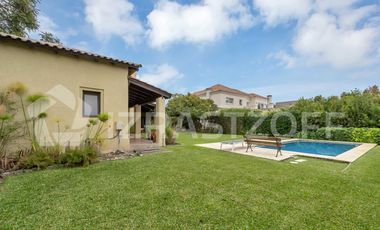 Casa en  Las Liebres  7 ambientes