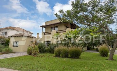 Casa en  Las Liebres  7 ambientes