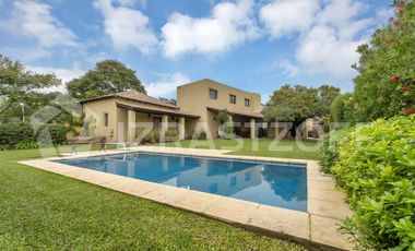 Casa en  Las Liebres  7 ambientes
