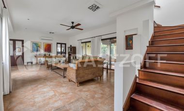 Casa en  Las Liebres  7 ambientes