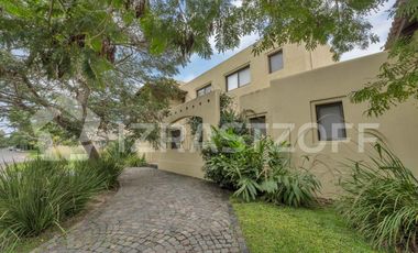 Casa en  Las Liebres  7 ambientes