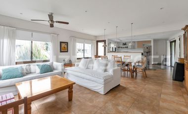 Casa en  Las Liebres  7 ambientes