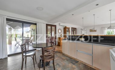 Casa en  Las Liebres  7 ambientes