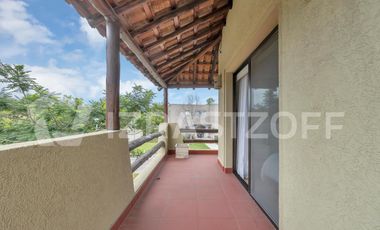 Casa en  Las Liebres  7 ambientes