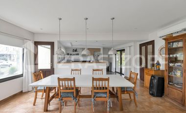 Casa en  Las Liebres  7 ambientes