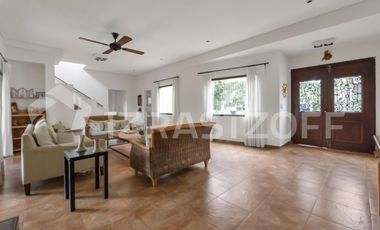 Casa en  Las Liebres  7 ambientes