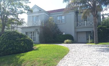 Excelente casa 6 amb.con gran quincho, jardin y pileta climatizada! en Estancias Del Pilar