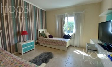 Excelente casa 6 amb.con gran quincho, jardin y pileta climatizada! en Estancias Del Pilar