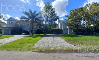 Excelente casa 6 amb.con gran quincho, jardin y pileta climatizada! en Estancias Del Pilar
