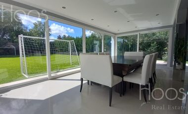 Excelente casa 6 amb.con gran quincho, jardin y pileta climatizada! en Estancias Del Pilar