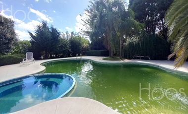 Excelente casa 6 amb.con gran quincho, jardin y pileta climatizada! en Estancias Del Pilar
