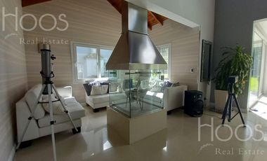 Excelente casa 6 amb.con gran quincho, jardin y pileta climatizada! en Estancias Del Pilar
