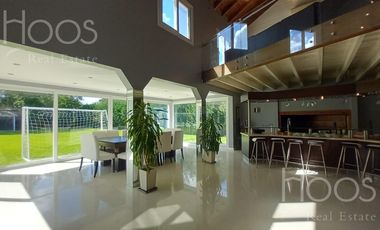 Excelente casa 6 amb.con gran quincho, jardin y pileta climatizada! en Estancias Del Pilar