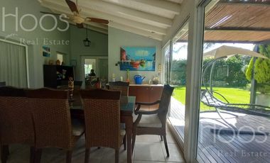 Excelente casa 6 amb.con gran quincho, jardin y pileta climatizada! en Estancias Del Pilar