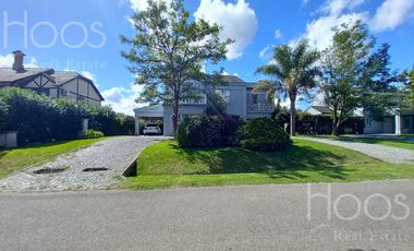 Excelente casa 6 amb.con gran quincho, jardin y pileta climatizada! en Estancias Del Pilar