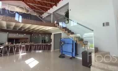 Excelente casa 6 amb.con gran quincho, jardin y pileta climatizada! en Estancias Del Pilar