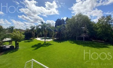 Excelente casa 6 amb.con gran quincho, jardin y pileta climatizada! en Estancias Del Pilar