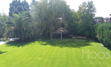 Excelente casa 6 amb.con gran quincho, jardin y pileta climatizada! en Estancias Del Pilar